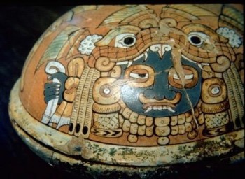 Figure 3: A lidded vessel from Burial PTP-010 decorated with a figure wearing a Feathered Serpent shell platelet headdress typical of high-status wares from Teotihuacán (Figure adapted from Martin and Grube 2008, 33). 